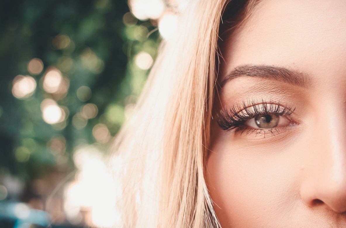 woman wearing eyelash extensions