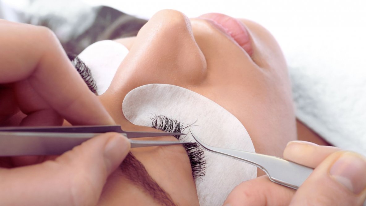 Falling in Love with the Advantages of Eyelash Extensions